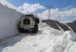 Yüksekova'da askeri üs bölgelerinin yolu, kar ve heyelandan temizlendi