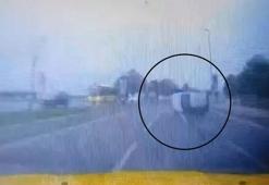 Pendik sahilyolunda otomobil kaldırıma çarpıp yan yattı