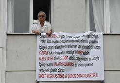 Apartman görevlisinin saldırısına uğradı, sesini duyurmak için pankart astı