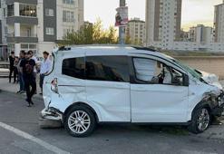 Kayseri'de hafif ticari araç ile işçi servisi çarpıştı: 5 yaralı