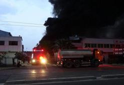 İzmir'de plastik fabrikasında yangın