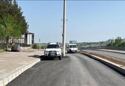 Yol yapımında elektrik direkleri cadde ortasında kaldı; otobüs ve servisler giremiyor