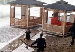 Sahildeki işletmeler şezlong ve masalarını fırtınadan korumaya çalıştı