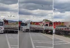 Yolcu treni, hemzemin geçitte TIR'a çarptı