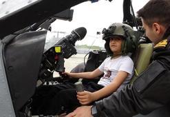 Öğrenciler, askeri helikopter ve uçak gösterilerini izleyip, kokpiti inceledi