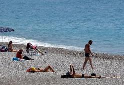 Antalya'da dünkü fırtına sonrası sahil doldu; denize de girdiler