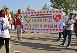 Diyarbakır’da stattan çıkışta sürpriz evlilik teklifi