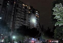 Bakırköy'de 15 katlı binada yangın paniği; apartman sakinleri kendini sokağa attı