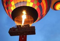 Kapadokya'da balonlar, Türk bayraklarıyla havalandı