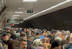Yolcusuz metrolar çarpıştı, seferler saatlerdir aksıyor