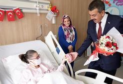 Bakan Tekin, hastanedeki çocukların bayramını kutladı