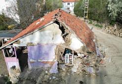 Kırsaldaki toprak yapılar depremin büyüklüğüne bakmaksızın yıkılıyor
