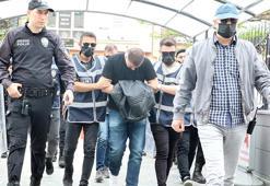 Kelime-i Tevhid bayrağını, açan kişinin elinden almaya çalışan şüpheliye gözaltı