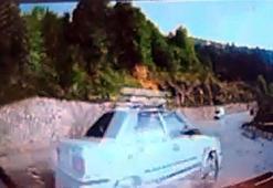 Kontrolden çıkan otomobil, karşı yönden gelen otomobille çarpıştı; 4 kişinin yaralandığı kaza kamerada