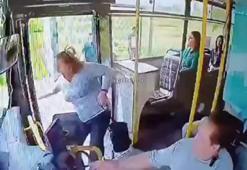 Kapısı açık ilerleyen yolcu otobüsünden düşen kadın ağır yaralandı; o anlar kamerada