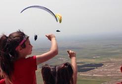 Derik'te Şehit Kaymakam Safitürk anısına yamaç paraşütü mesafe yarışması düzenlendi