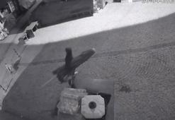 Beypazarı'nda, iş yerinden şemsiye çalan hırsız kamerada