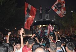 2’nci lige yükselen Batman Petrolspor'u taraftarlar kentte coşkuyla karşıladı