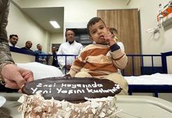 Sınır ötesi karaciğer operasyonuyla ikinci hayatına kavuşan Tamer'e sürpriz doğum günü