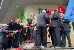 TÜRK-İŞ, Kazancı Yokuşu’na karanfil, Taksim Meydanı’na çelenk bıraktı