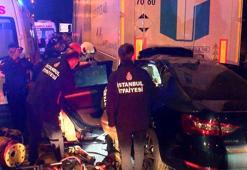 Pendik’te sürücüsünün direksiyon hakimiyetini kaybettiği otomobil TIR’ın altına girdi