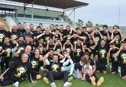 Genç takımla sahaya çıkan Serik Belediyespor'u 6-0 yenen Esenler Erokspor şampiyon olarak 1'inci Lig'de