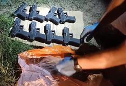 Evine gelen polisi görünce silah dolu çantayı balkondan attı