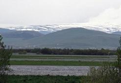 Ardahan'da dağlar yeniden beyaza büründü