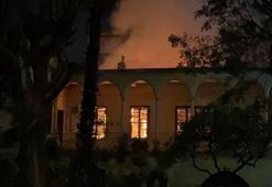 İskenderun'da tarihi bina yangında küle döndü