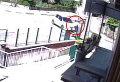 Anne ve bebek arabasına otomobil çarptı; kaza anı kamerada