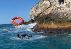 Kayalıklarda mahsur kalan amatör balıkçıyı sahil güvenlik kurtardı