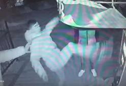 Gece parktaki boks makinesini çalıştıramayınca tekmelediler; o anlar kamerada