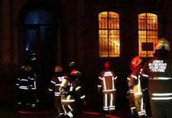 İzmir'de tarihi binada yangın; mahsur kalan kadın kurtarıldı