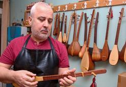 15 metrekarelik atölyesinde ürettiği 3 telli sazları dünyaya pazarlıyor