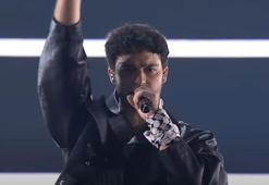 İsveçli şarkıcı, Eurovision’a Filistin ‘kefiyesiyle’ çıktı