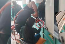 Parmağı akıllı tahtaya sıkıştı