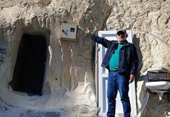 Yaz aylarında geldiği Kayseri'de, peribacasında yaşıyor