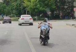 Motosikleti yüzüstü uzanarak kullandı