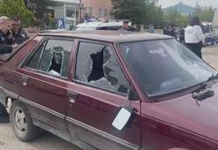 Sopayla, akrabasının otomobilinin camını kırdı