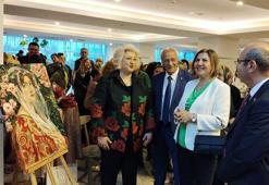 Kırşehir'de ev hanımı, Anneler Günü nedeniyle karma yağlı boya resim sergisi açtı