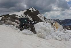 Nemrut Krater Gölü yolu, kardan temizleniyor