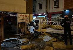 Virajı alamayan kamyonet dükkana çarptı