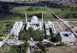 Osmanlı'nın şifahanesi Bayezid Külliyesi'nin 'Deliler Mezarlığı' zamana yenik düştü