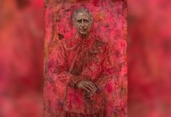 Kral Charles’ın koyu kırmızı rengin hakim olduğu portresi dikkat çekti