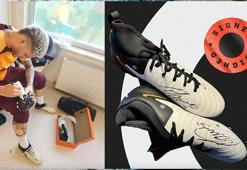 Süper Lig’in yıldızı Mauro Icardi’den taraftarlara imzalı krampon