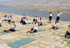 Tarihi Hasankeyf Kalesi'nde 16 erkek, kadın cinayetlerine dikkat çekmek için pilates yaptı