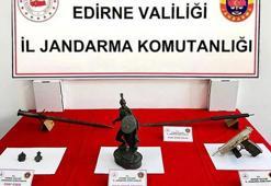 Edirne’de tarihi eser operasyonu; asker figürlü heykel, madalyon ve kılıçlar ele geçirildi