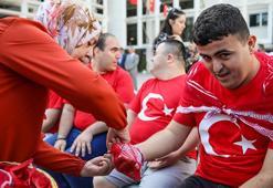 Özel bireyler, ellerine kına yakılıp temsili olarak askere uğurlandı