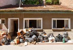 Kötü koktuğu ihbar edilen evden 4,7 ton çöp çıktı