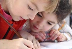 İngiltere, eğitimde cinsel sağlık içeriklerine yaş sınırı getirdi